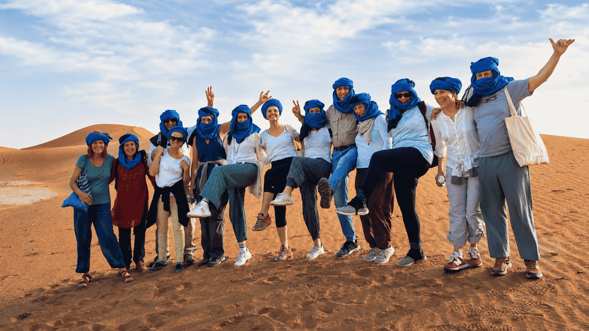 Grupo de participantes del retiro en el desierto de Erg Cheggaga